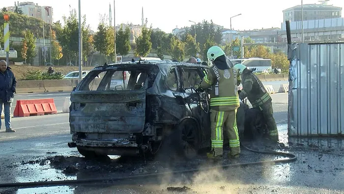 Son dakika: Kadıköy’de cip alev alev yandı - 1