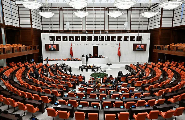 Son dakika: Çalışan emekliye 5 bin TL! Kanun teklifi TBMM’de kabul edilerek yasalaştı