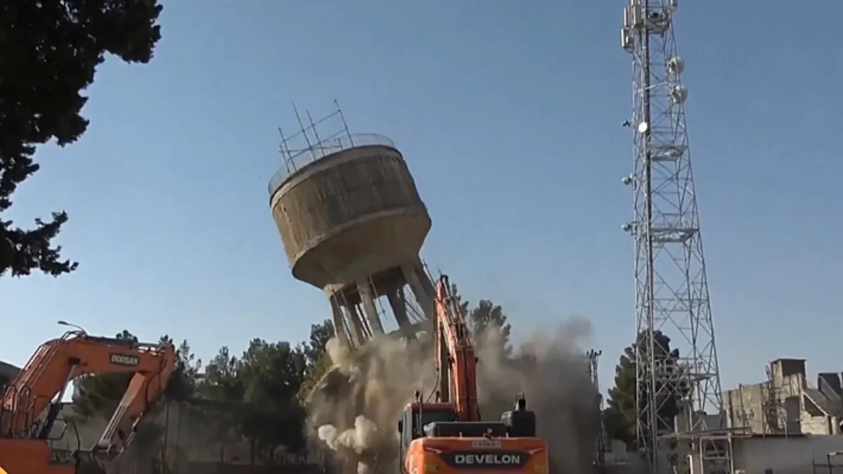 Şanlıurfa'da evlenmek ya da iş isteyenlerin çıktığı yarım asırlık su kulesi yıkıldı