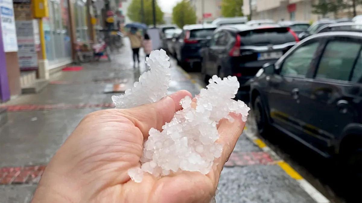 Fındık büyüklüğünde dolu yağdı! Kent merkezi beyaza büründü