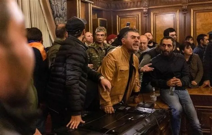 Azerbaycan ordusu diz çöktürdü! Ermenistan'da ortalık savaş alanı gibi! Meclis Başkanını linç ettiler