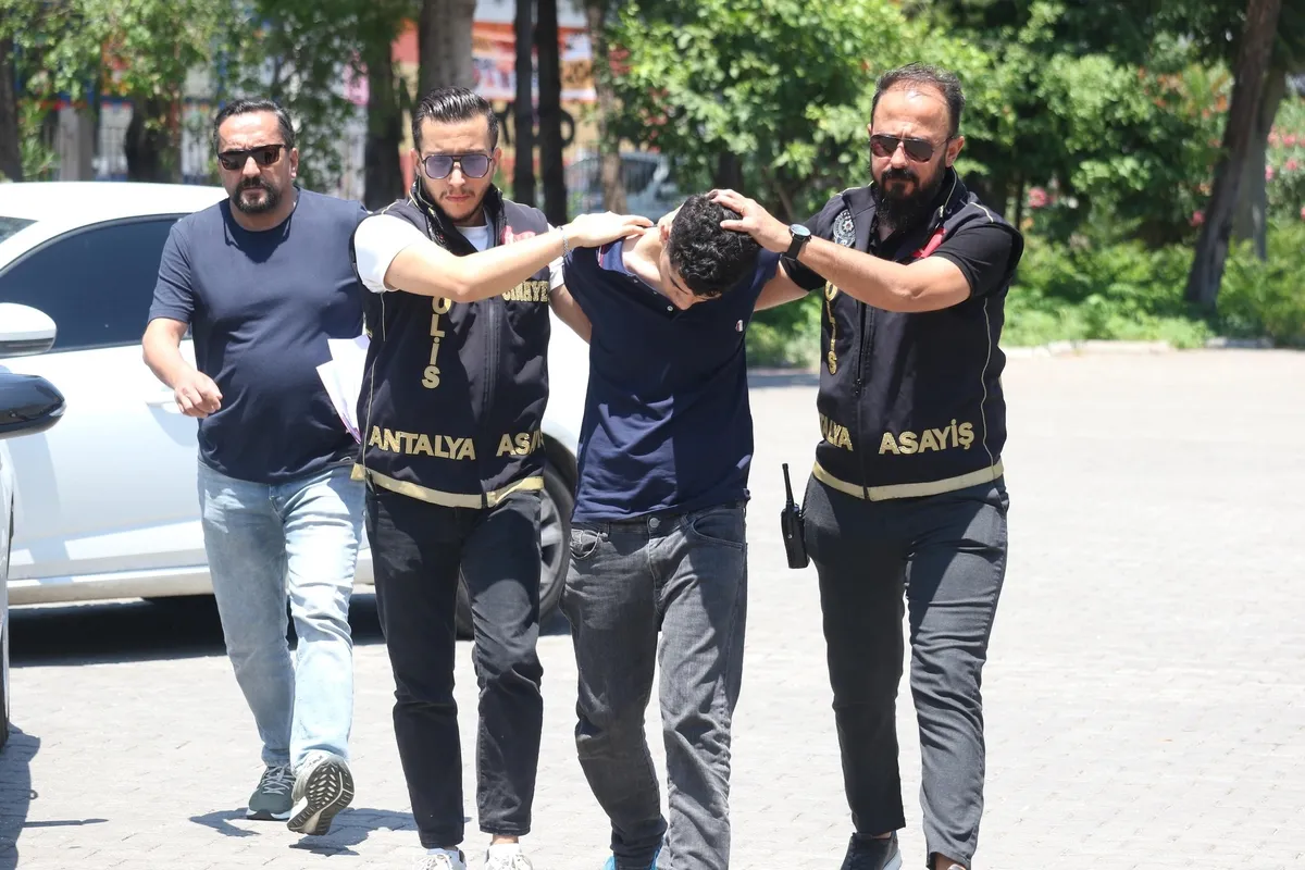 Antalya'da kardeşinin "İçine şeytan girdi" diyerek saldırdığı genç kızdan acı haber - 1