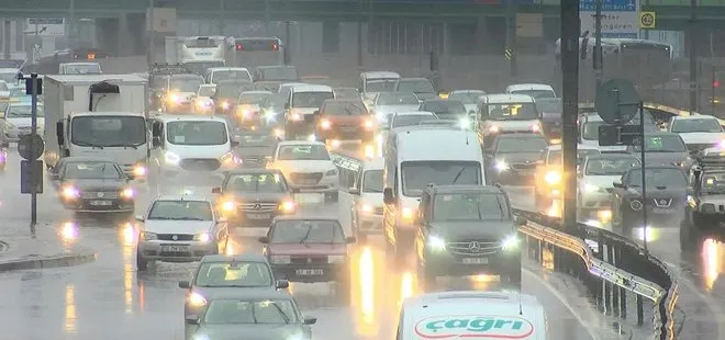 Son dakika: İstanbul’da ’yağmur’ trafiği: Yoğunluk yüzde 74