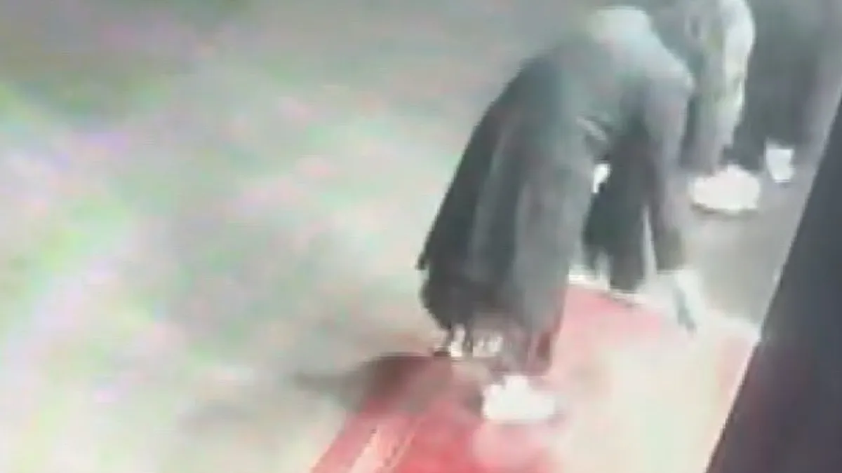 Kayseri'de pes dedirten görüntü! Apartmana idrar ve toz döküp kaçtılar