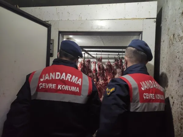 duzcede-baba-oglu-yeniden-at-keserken-yakalandi-300-kilogramlik-et-bulundu-1638449480430.jpg Düzce’de baba-oğlu yeniden at keserken yakalandı! 300 kilogramlık et bulundu - 3