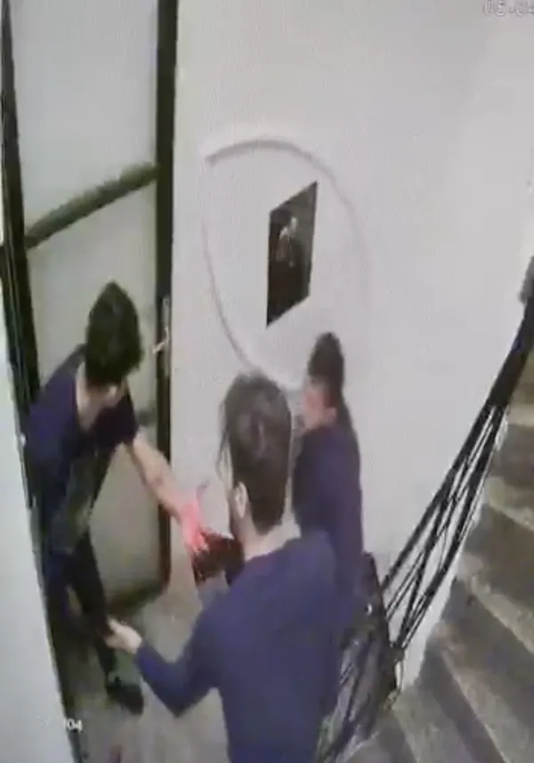 beyoglunda-otel-odasinda-kabusu-yasadi-davet-ettigi-kisi-5-yerinden-bicakladi-o-anlar-kamerada-1642581626942.jpg Beyoğlu’nda otel odasında kabusu yaşadı! Davet ettiği kişi 5 yerinden bıçakladı: O anlar kamerada - 6