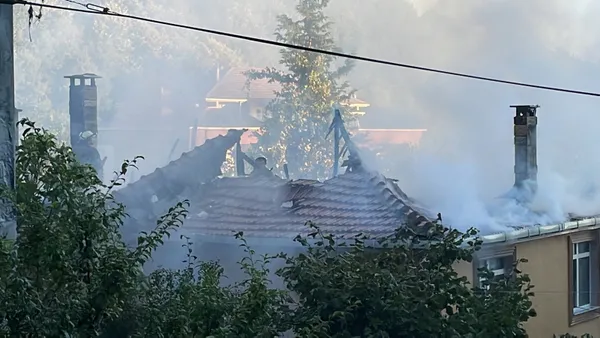 Son dakika: Beykoz’da 2 katlı müstakil evin çatısında yangın - 3