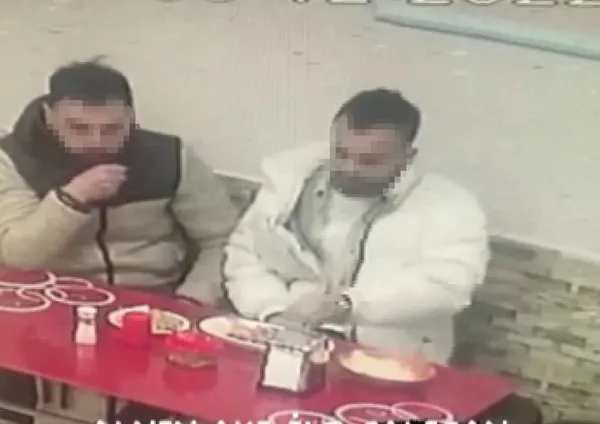 elazigda-musterinin-para-odememek-icin-yapmadigi-rezillik-kalmadi-sacini-koparak-yemege-koydugu-anlar-kamerada-1670404377070.jpg Elazığ’da müşterinin para ödememek için yapmadığı rezillik kalmadı! Saçını koparak yemeğe koyduğu anlar kamerada - 4