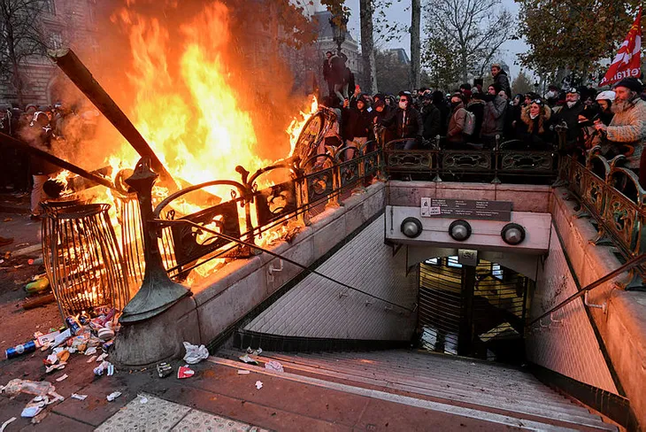 fransada-macron-karsitlarindan-greve-devam-cagrisi-1575930064771.jpg Fransa'da Macron karşıtlarından greve devam çağrısı - 3