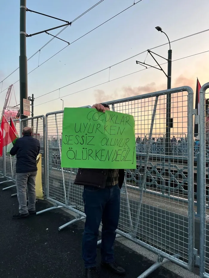 CANLI | Binlerce vatandaş Gazze için Galata Köprüsü'nde! Şehitlerimize rahmet Filistin'e destek - 1