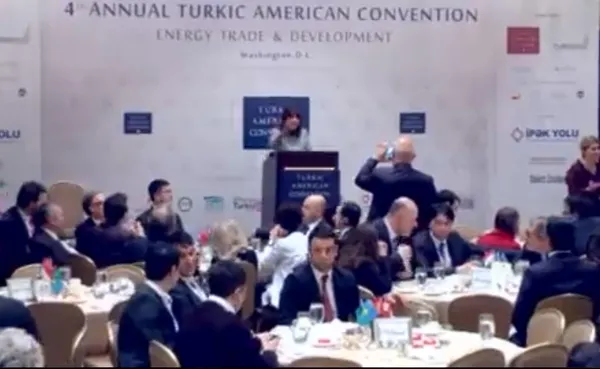 chpli-engin-ozkocun-abdde-feto-gecesine-katildigi-yeni-goruntusu-ortaya-cikti-1632596832599.jpg CHP'li Engin Özkoç'tan FETÖ gecesinde kameramanlık hizmeti! - 1