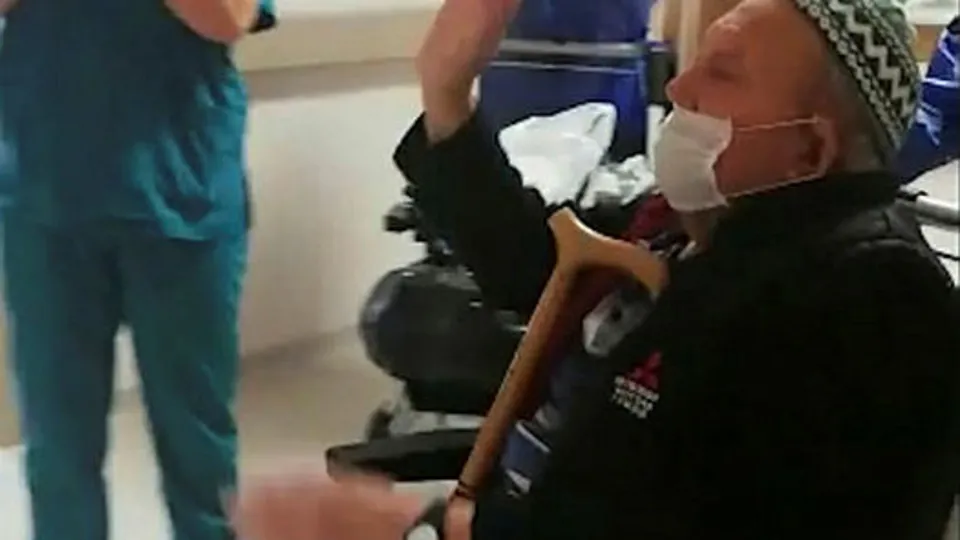 İzmir’de 84 yaşında koronavirüs yenen hasta, taburcu oldu