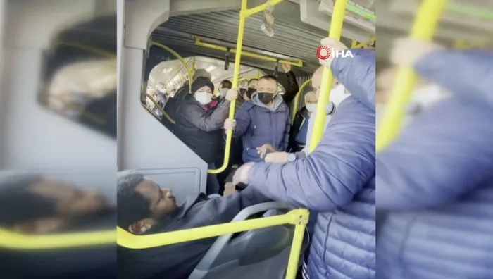 Metrobüste korona paniği! Fenalaşan yabancı uyruklu şahıs yolculara zor anlar yaşattı - 3