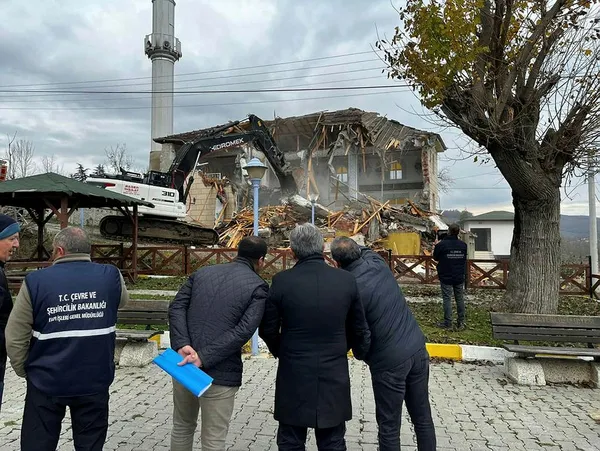 Düzce’deki depremde ağır hasar alan binaların yıkımına başlandı