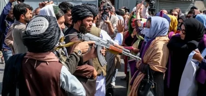 Afganistan’da kadınlar Taliban’ın açıklamalarını protesto etmek için sokağa döküldü