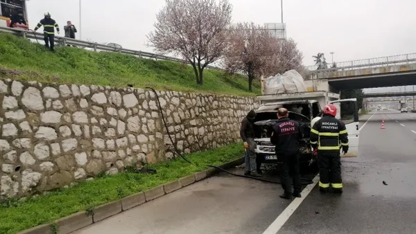 Seyir halindeki kamyonet alevlere teslim oldu - 2