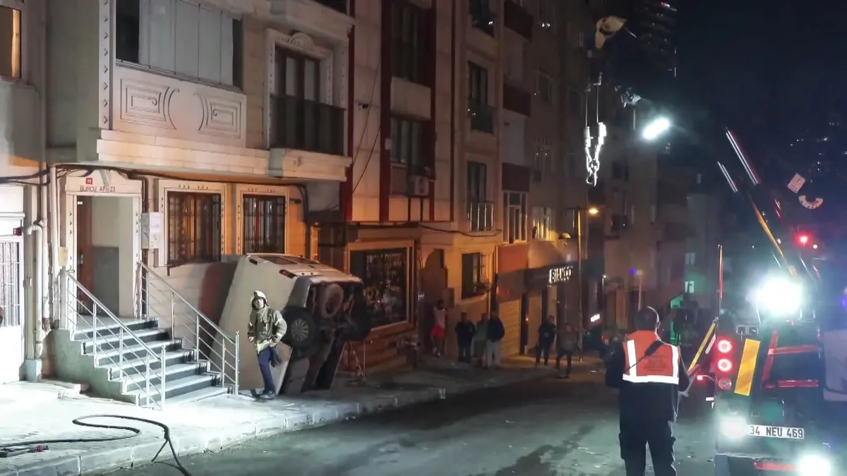 Şişli'de minibüs bina boşluğuna uçtu!