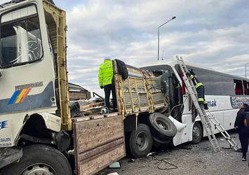 Konya'da zincirleme kaza! 3 ölü 33 yaralı