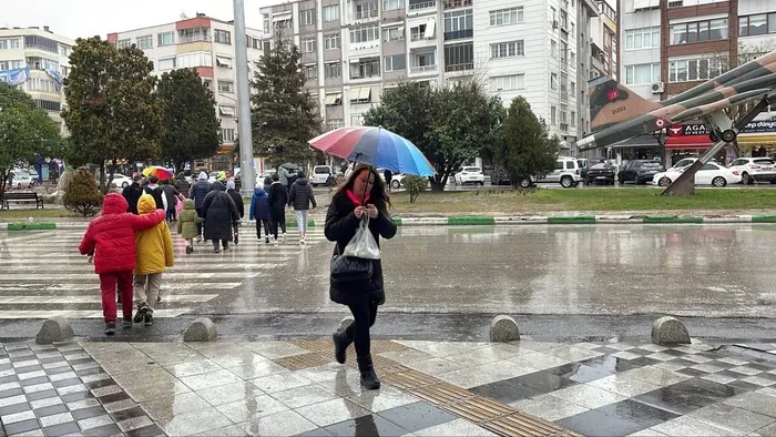 bircok-ili-saganak-ve-firtina-vurdu-erzurumda-dev-hortum-evlerin-catilarini-ucurdu-1715522553035.jpeg Birçok ili sağanak ve fırtına vurdu! Erzurum'da dev hortum evlerin çatılarını uçurdu - 6