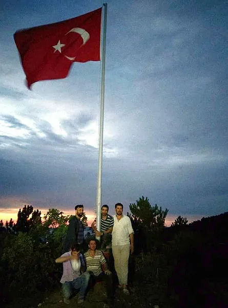 Kütahyalı vatandaşlar kampanya yapıp köylerine dev Türk bayrağı diktiler - 1