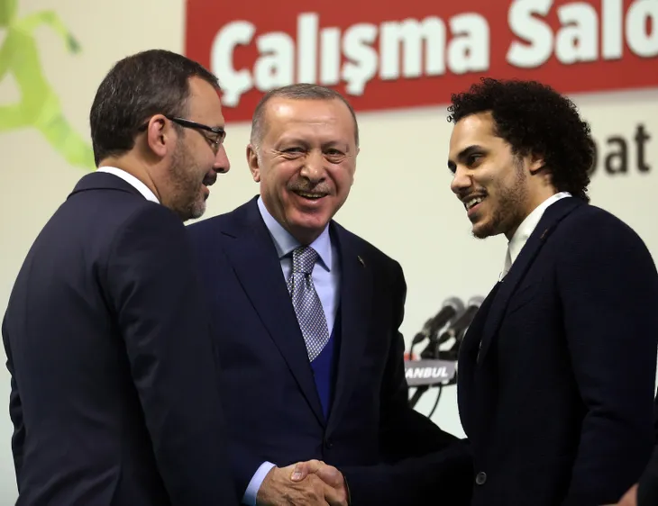 baskan-erdogan-larkine-milli-takim-formasi-hediye-etti-1581193630157.jpg Başkan Erdoğan, Larkin'e milli takım forması hediye etti - 2