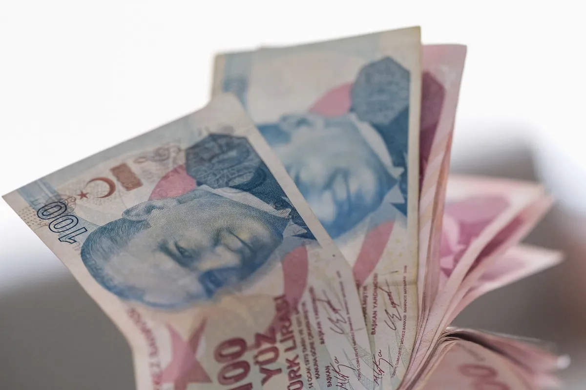 ocak-2027-emekli-ve-memur-maas-zammi-icin-enflasyon-hesabi-1787212121152.jpg Merkez Bankası tahmini ve anket beklentisine göre hazırlanan tablo, emekli ile memurların olası zam oranlarını ve yeni taban aylık hesaplarını karşılaştırmalı olarak gösteriyor.