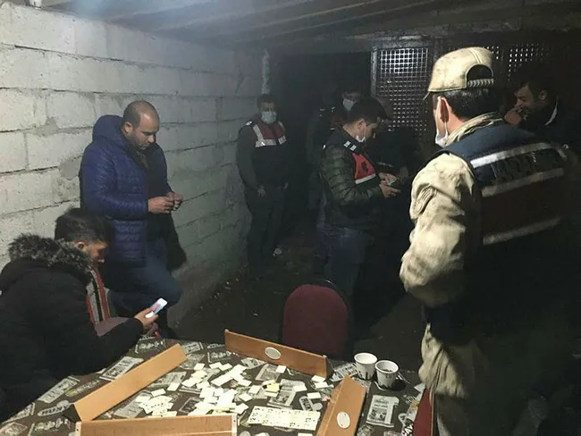 Erzurum’da otomobil garajında toplanıp okey oynayan 11 kişiye 63 bin lira ceza - 2