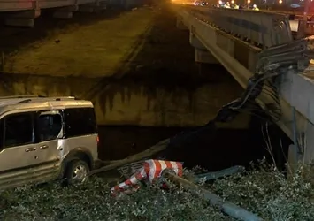 Sultangazi'de önce kamyonla çarpıştı sonra dereye uçtu! Yaralılar var
