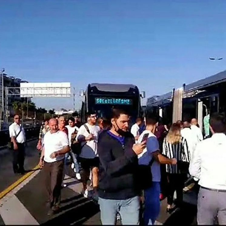 Metrobüs arızalandı yolcular yürüdü