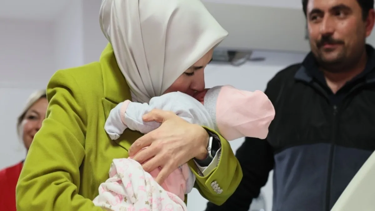 2026'nın ilk bebekleri dünyaya geldi: Bakan Göktaş'tan ziyaret