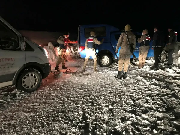 Yolda kalan vatandaşın yardımına jandarma koştu - 3