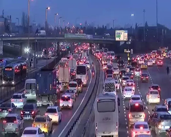 okullar-acildi-istanbul-trafigi-kilitlendi-1707110309795.jpg Okullar açıldı İstanbul trafiği kilitlendi! - 2