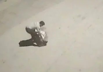 Sitede güvenlik dehşeti! Defalarca kez sapladı | Cinayet anı kamerada