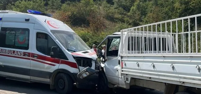 Ambulanslar birbirine girdi! Sağlık görevlileri de dahil çok sayıda yaralı var