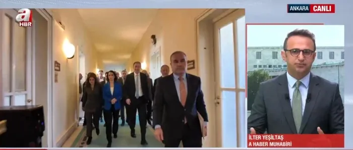 pkk-silah-birakiyor-ilk-teslimat-icin-tarih-belli-oldu-tum-detaylar-a-haberde-1751437822525.jpg A Haber Muhabiri İlter Yeşiltaş sürecin detaylarını canlı yayında aktardı. (ahaber.com.tr)