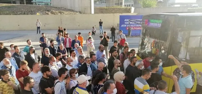 İstanbul Kadıköy’de vatandaşlar isyan etti! Geç gelen İETT aracının önünü kesti