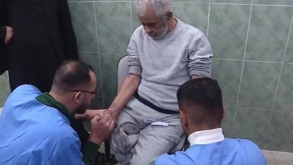 1702969947952.jpg Katil İsrail'den gözaltındaki Filistinlilere insanlık dışı muamele! Yaşadıkları kan dondurdu: Taciz ettiler, tükürdüler, hepimiz dövüldük - 2