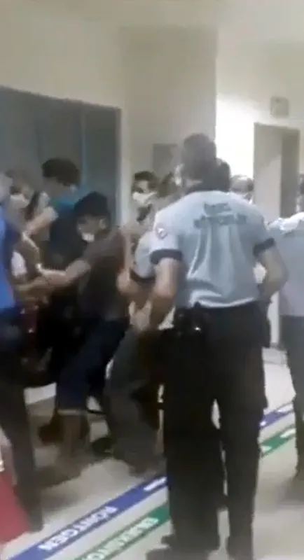 cocugun-kolunu-acitti-diyerek-hemsirelere-saldirdilar-1629687918051.jpg Son dakika: ‘Çocuğun kolunu acıttı’ diyerek hemşirelere saldırdılar! Sağlık Bakanı Fahrettin Koca: 4 kişi gözaltında - 2