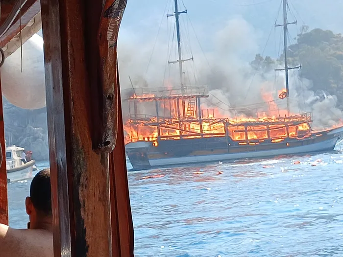 Marmaris açıklarında ahşap gezi teknesinde yangın - 1