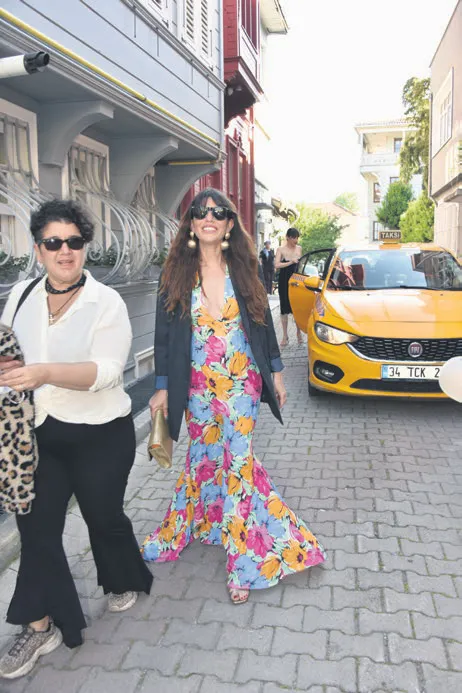 Demet Evgar ve Levent Babataş’ın düğünü mahalleliyi isyan ettirdi! Sosyeteden sert tepki