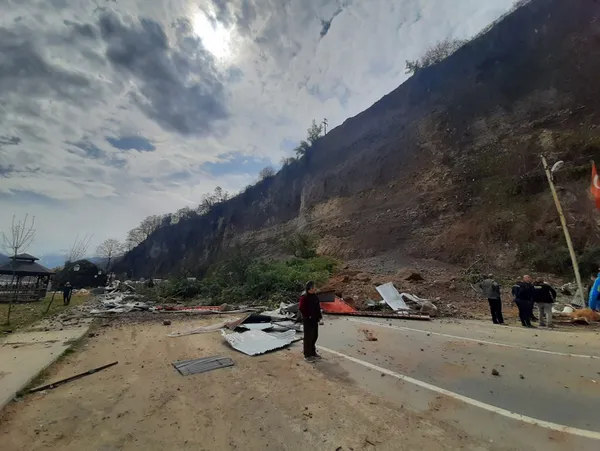 Rize'de korku dolu anlar! Heyelan nedeniyle kara yolu kapandı - 2