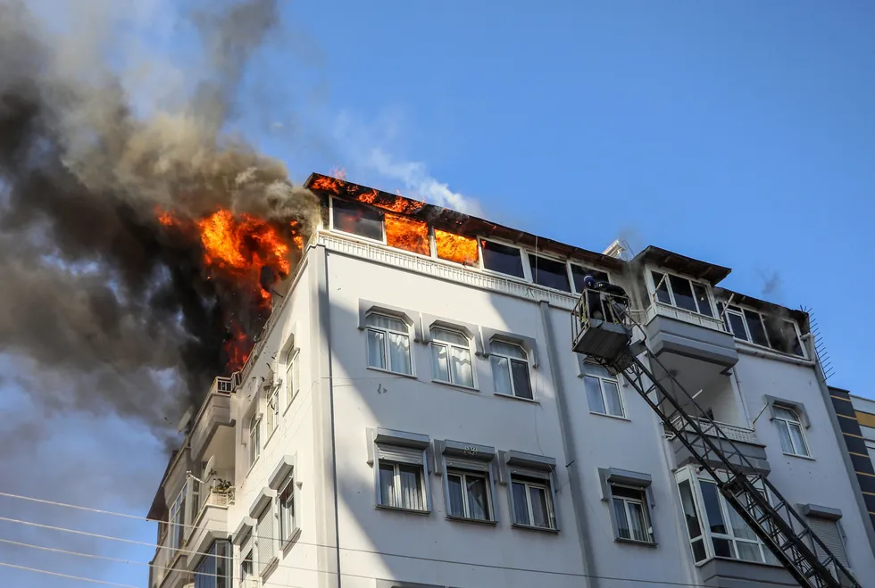 Antalya'da yangın dehşeti: Korkuluğa tutunup yardım beklediler! İtfaiye son anda yetişti - 4