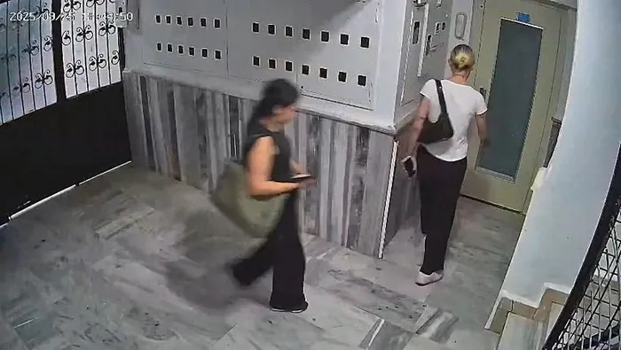 gullu-olduruldu-mu-patronundan-bomba-iddia-bir-bir-cinayet-dikkat-ceken-platin-detayi-1759144692131.jpeg Güllü'nün kızlarının binaya giriş anları (DHA)