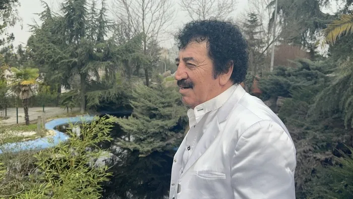 1772603309106.jpg Müslüm Gürses'e benzerliğiyle dikkat çekiyor