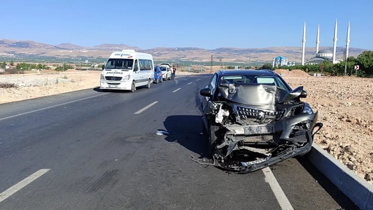 Malatya'da minibüs ile otomobil çarpıştı: 9 yaralı