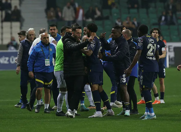 Fenerbahçe Giresun’da kayıplarda! Şampiyonluk yolunda ağır darbe! Giresunspor 1-1 Fenerbahçe MAÇ SONUCU