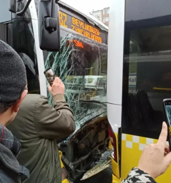 Son dakika: Haliç Köprüsü üstünde iki metrobüs çarpıştı - 1