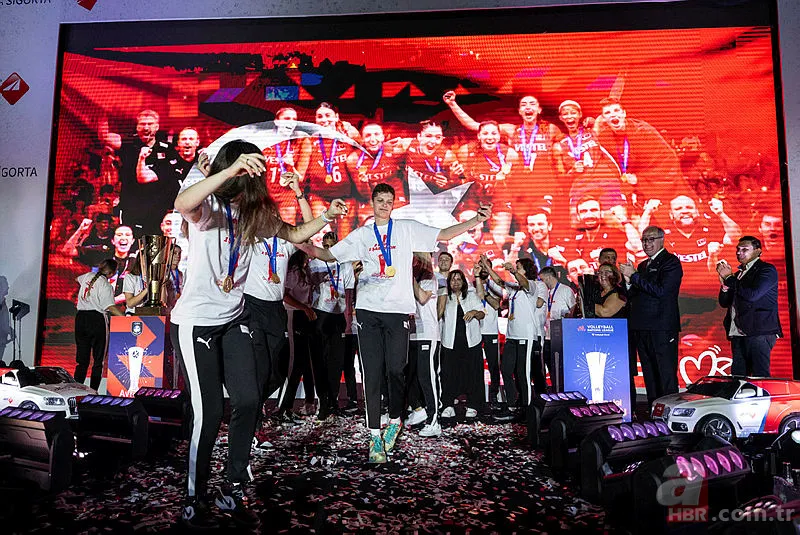 Filenin Sultanları Avrupa zaferini doyasıya kutladı! Melissa Vargas "Malatya bulunmaz eşin" türküsüyle coştu! İşte o anlar... 4