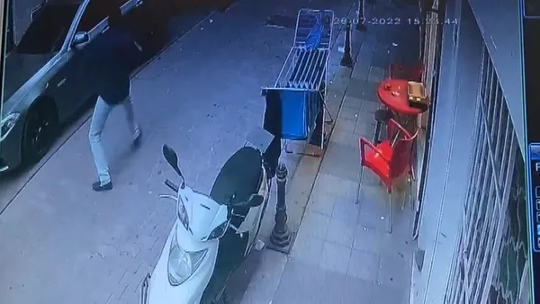 istanbulda-sokak-ortasinda-dehset-av-tufekli-catisma-kamerada-1658915441210.jpg İstanbul’da sokak ortasında dehşet! Av tüfekli çatışma kamerada - 2