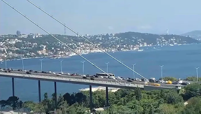 İstanbulluların metrobüs çilesi bitmiyor! 15 Temmuz Şehitler Köprüsü’nde arızalandı